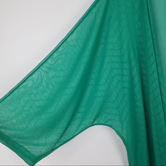 LulaRoe Lindsay Green Top |RETIRED|🎁 w/all orders - Picture 2 of 2